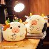 Gối mền bò uống trà sữa